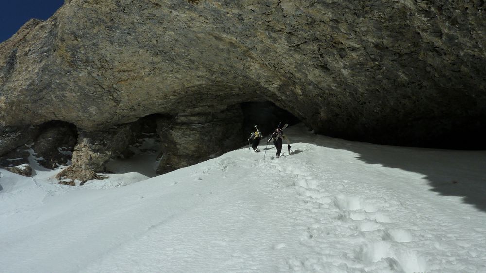 On va marcher dans la grotte ! : Entrée dans la bete