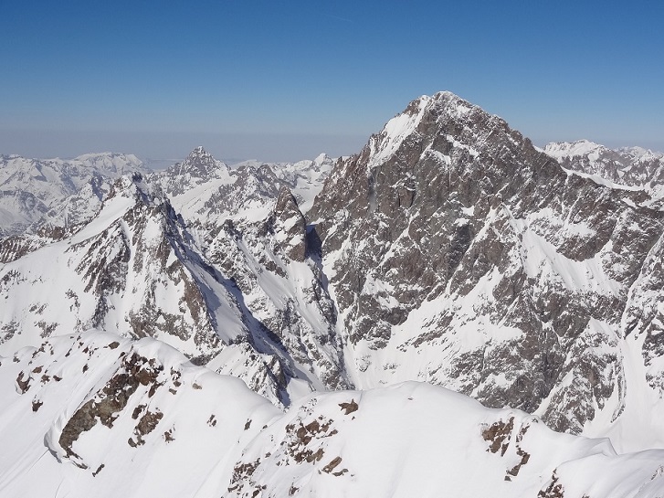 #8 La Barre des Ecrins : Une coulée parcème de blanc cet amas rocheux La Barre des Ecrins : Une coulée parcème de blanc cet amas rocheux