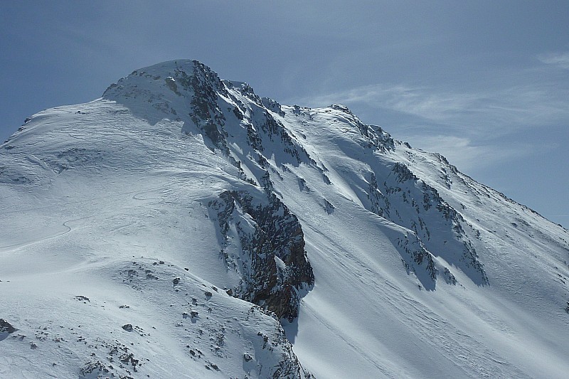 #2 vue sur le sommet : descente du sommet tranquille,neige soufflée, quelques pierres vue sur le sommet : descente du sommet tranquille,neige soufflée, quelques pierres