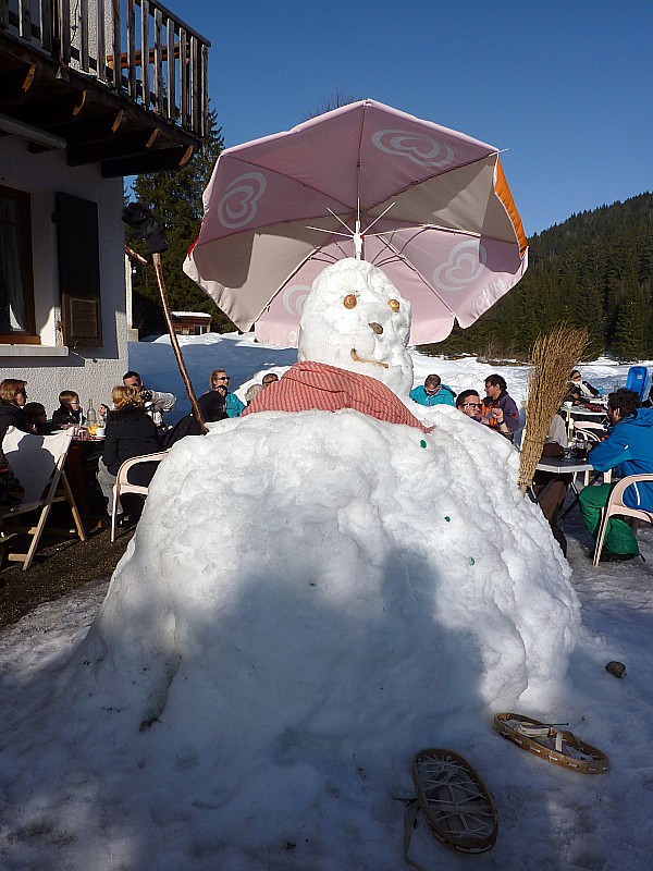 ça c'est du bonhomme de neige : Il a bien besoin d'un parasol!