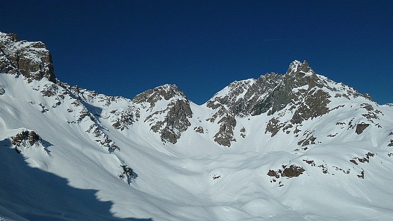 #4 Sous l Sous l'oeil du Grand Pic : Le col de Belledonne au centre.