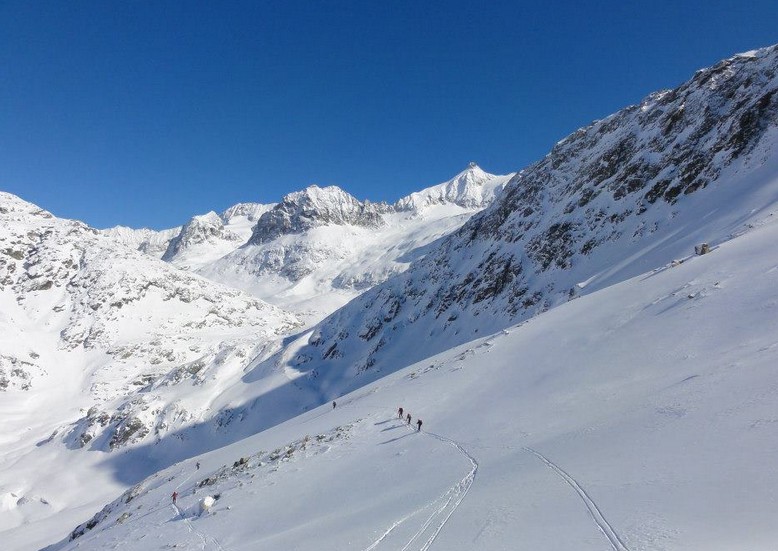 #12 Descente sur Chanrion face au glacier d Descente sur Chanrion face au glacier d'Ottema et le Bec d'Epicoune
