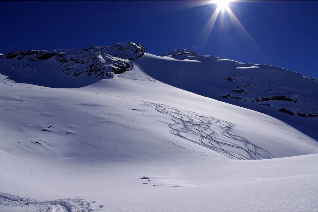 #5 Face au sommet bifide : Les deux pointes de l Face au sommet bifide : Les deux pointes de l'Entrelor. La pointe principale n'est pas tracée, le bombement sommital semble chargé par les accumulations sous vent de SE.