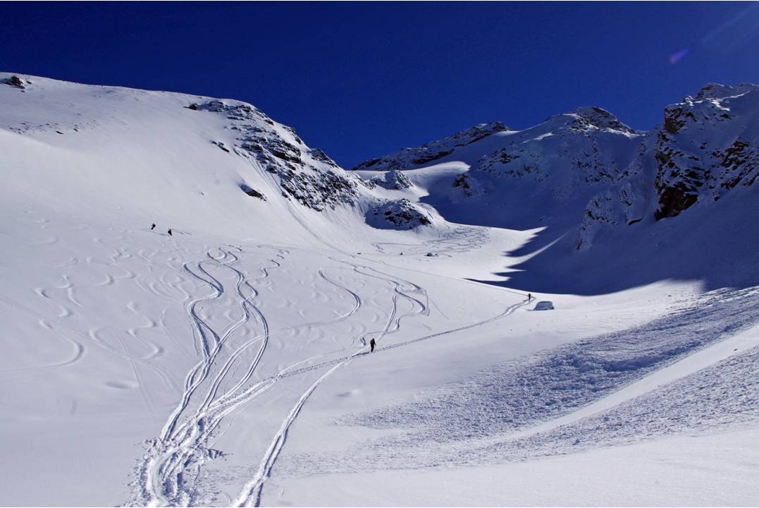 #3 Sous le glacier d Sous le glacier d'Entrelor : Vallon de montée, avec une trace bien raide... et déjà la marque des premiers groupes ayant atteint le sommet, et redescendant.