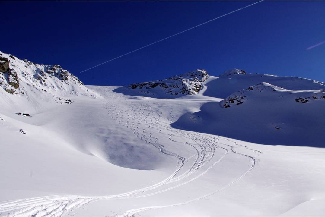 #12 Glacier d Glacier d'Entrelor tracé : Au départ du glacier, on est un peu contraint dans les neiges trafolées... mais plus bas... il va y avoir moyen de glisser en terrain vierge.