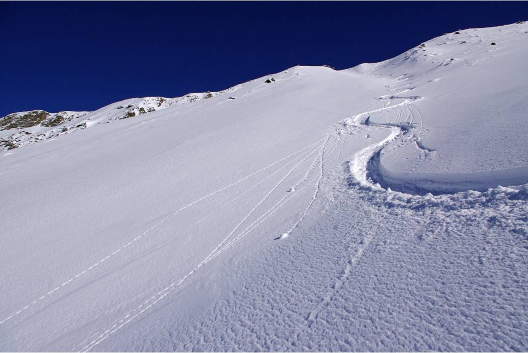 Contrepentes morainiques : Les moraines enneigées offrent des reliefs incroyables à skier... avec des passages devers... ennivrants