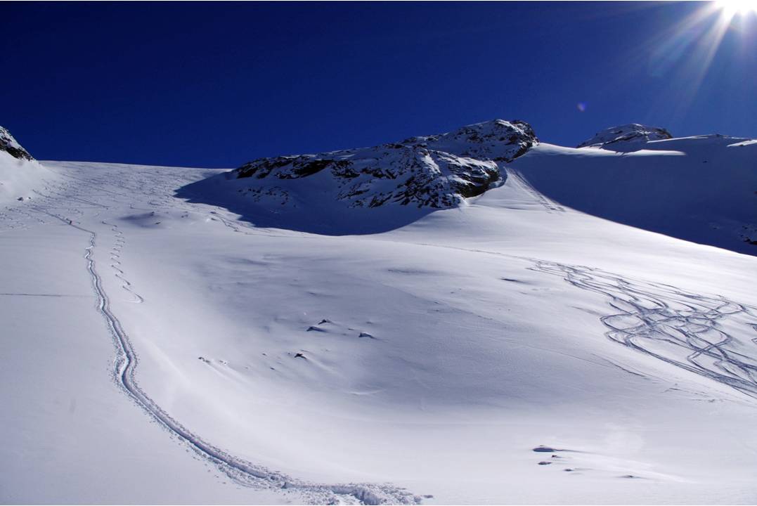 Trace Italienne : En direction du Col du Glacier Perchia, la trace ne plaisante pas... c'est du tout droit.