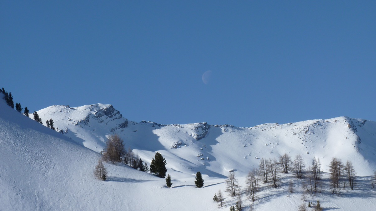 #1 La lune se couche : Au puy de la Sèche je voit le soleil de loin La lune se couche : Au puy de la Sèche je voit le soleil de loin