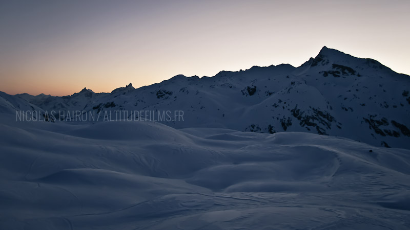 #5 Col du Mouchillon : La nuit enveloppe doucement Belledonne Sud et les Sept Laux. Col du Mouchillon : La nuit enveloppe doucement Belledonne Sud et les Sept Laux.