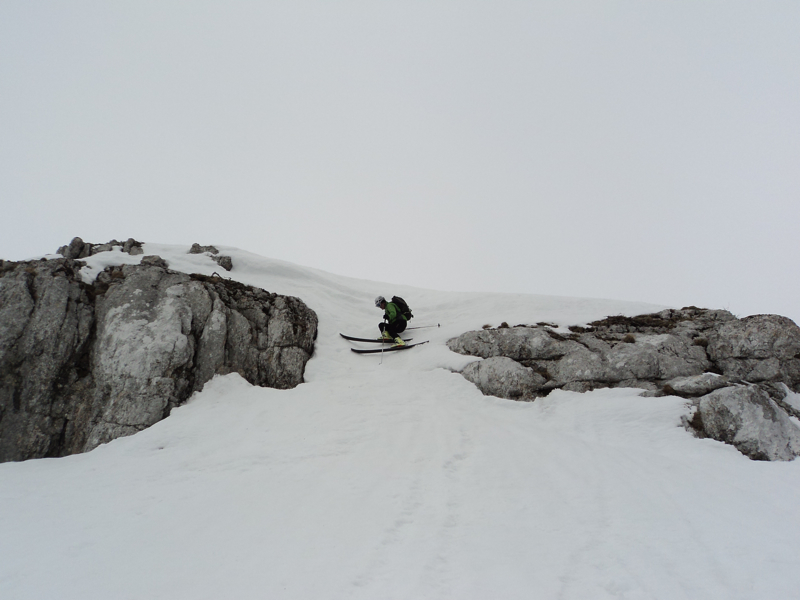 ressaut : à skis.. limite .. les rochers refont surface un peu partout sur cette arête exposée au vent et soleil