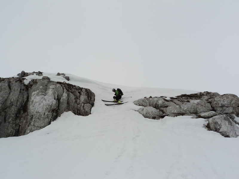 #1 ressaut : à skis.. limite .. les rochers refont surface un peu partout sur cette arête exposée au vent et soleil ressaut : à skis.. limite .. les rochers refont surface un peu partout sur cette arête exposée au vent et soleil