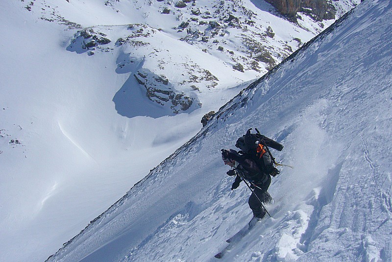 #3 Mortice : Ben dans le petit couloir qui donne sur le Vallon Laugier juste avant de toucher un beau cailloux. Mortice : Ben dans le petit couloir qui donne sur le Vallon Laugier juste avant de toucher un beau cailloux.