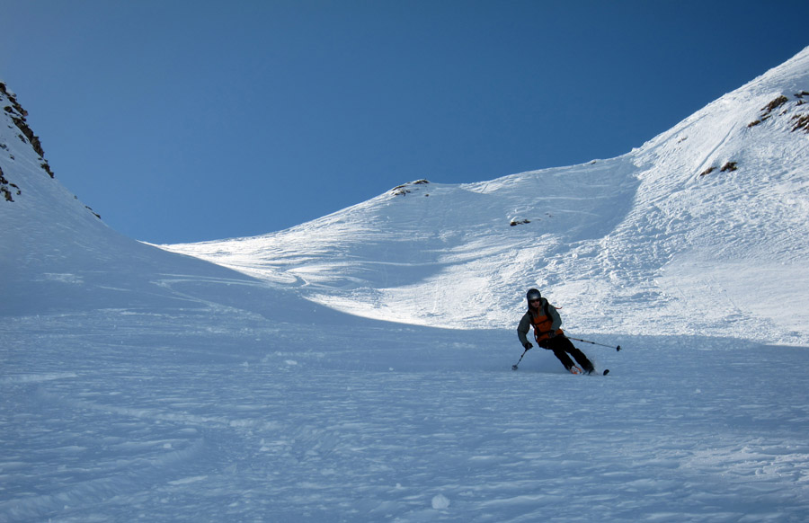 #8 Pointe 2492 face NE : une fois la pente sommitale skiée on peut se lâcher Pointe 2492 face NE : une fois la pente sommitale skiée on peut se lâcher