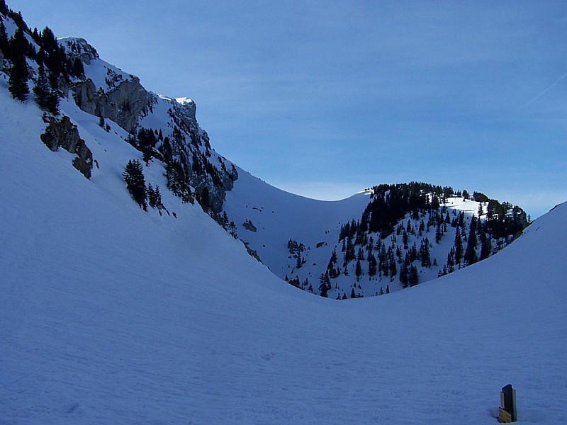 Grand Som, combe des Eparres : Col de Bovinant, on se rend bien compte de quantié de neige, le panneau dépasse à peine.
