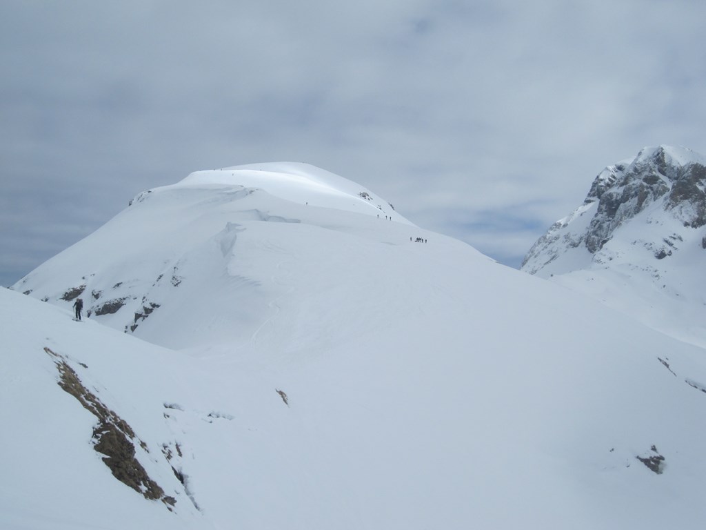 #8 Vue sur le sommet (arête SO) : Beaucoup de monde; la météo vire au mauvais Vue sur le sommet (arête SO) : Beaucoup de monde; la météo vire au mauvais