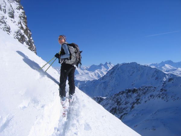 #5 Encore les Aiguilles : Cécile pose avec les Aiguilles d Encore les Aiguilles : Cécile pose avec les Aiguilles d'Arves