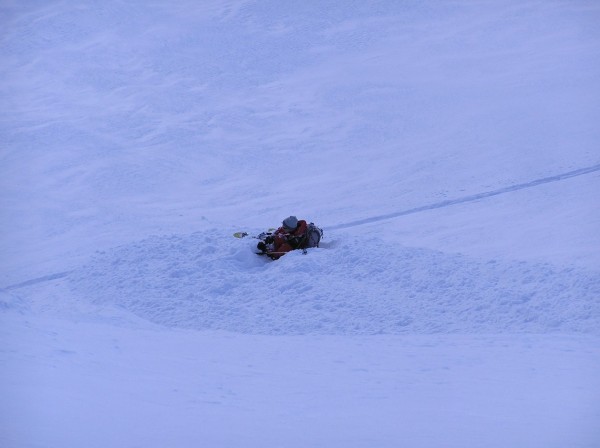 Petite coulée de surface : Une chute et hop on descend avec la neige sur 30m, c'est ça la fraîche posée sur fond dur!!