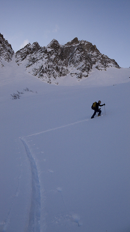 #3 Rémi prend le relais : Tout à droite, l Rémi prend le relais : Tout à droite, l'épaule Nord de la pointe de la Pierre.
