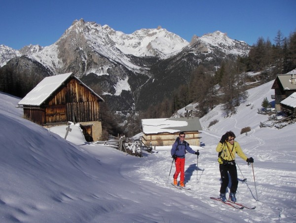 #1 Chalets de Bramousse : Traversée des Chalets de Bramousse. A partir de là l Chalets de Bramousse : Traversée des Chalets de Bramousse. A partir de là l'enneigement devient correct.