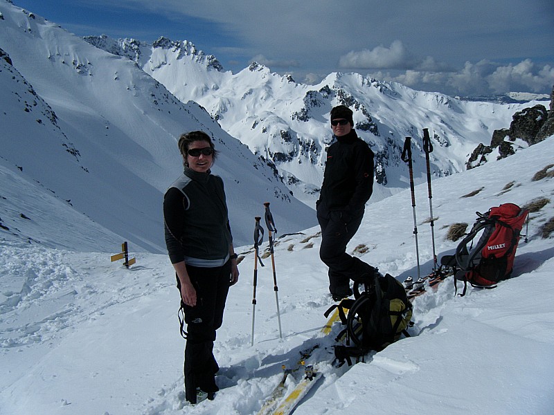 au col du Merlet : mes coéquipières posent sur fond de vallée du Veyton (on ne sait qui embellit qui...)