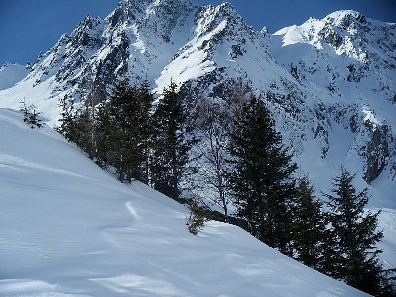 Rochers de Vallorin : à G des Rochers de Vallorin, le couloir des Fouages