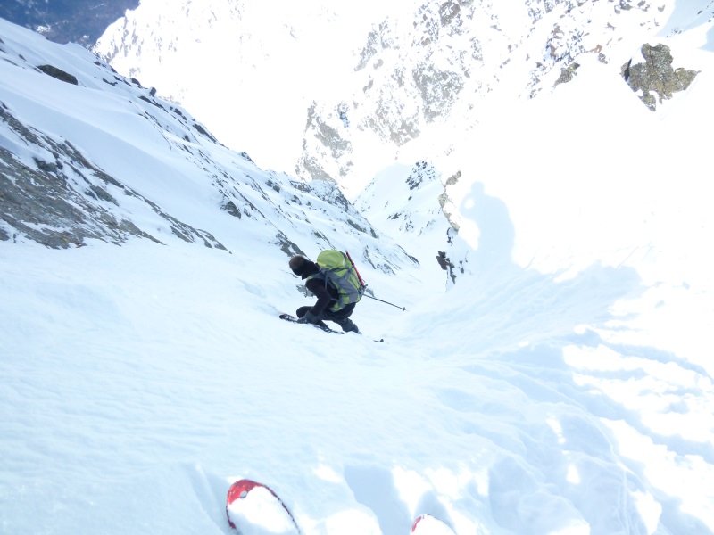#2 entrée du couloir NO : Il y a juste la place pour passer les skis entrée du couloir NO : Il y a juste la place pour passer les skis