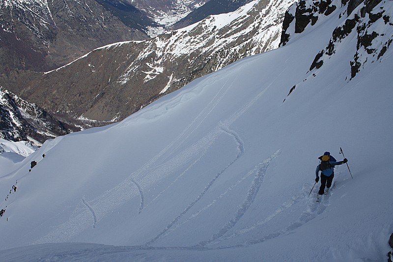 pente finale : Cyrille en finit, moi j'y ai laissé des joules, le ski aval posé sur le bâton planté pour ne pas glisser...