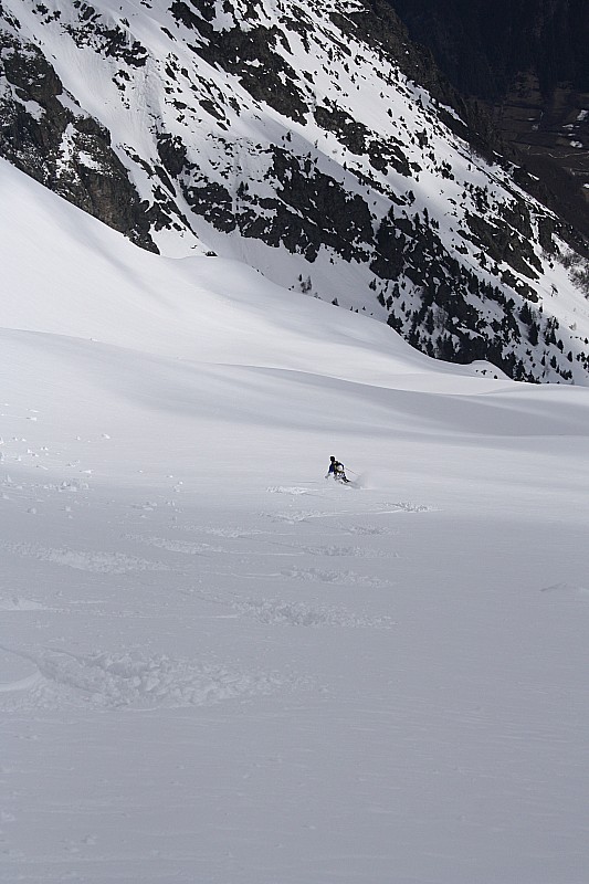 Plein est : descente dans la combe du Dourdouillet (vers la combe de la Pisse), en poudre réchauffée