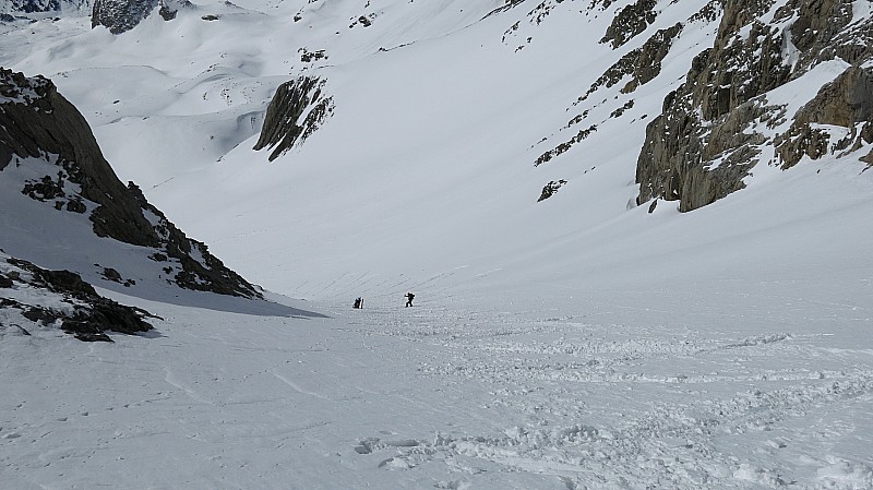 #6 Brèche de la Loza : Milieu du couloir, ca monte à ski, avec un fond bien dur sous la poudre Brèche de la Loza : Milieu du couloir, ca monte à ski, avec un fond bien dur sous la poudre