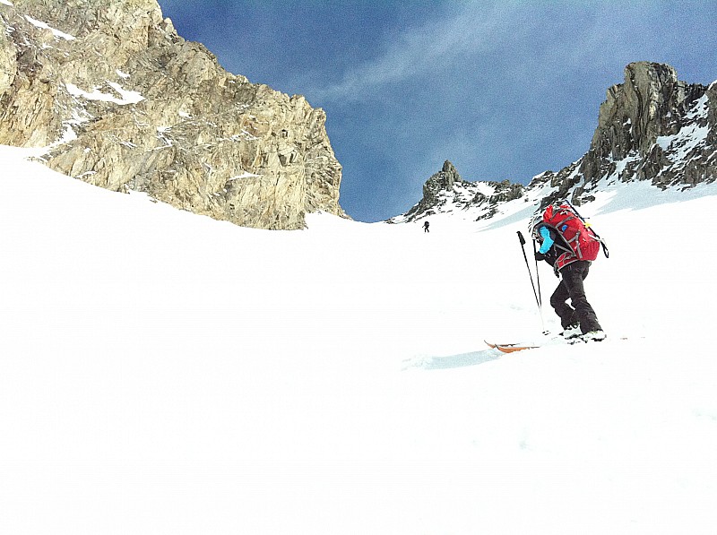 #3 Brigitte en mode crampon : À l Brigitte en mode crampon : À l'attaque du couloir couteau nécessaire pour fond dur sous la couche de neige