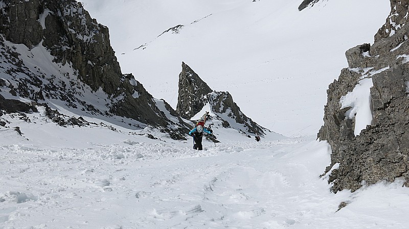 #8 Brèche de la Loza : Arrivée au sommet de la brèche, les dernier 50m skis sur le sac Brèche de la Loza : Arrivée au sommet de la brèche, les dernier 50m skis sur le sac