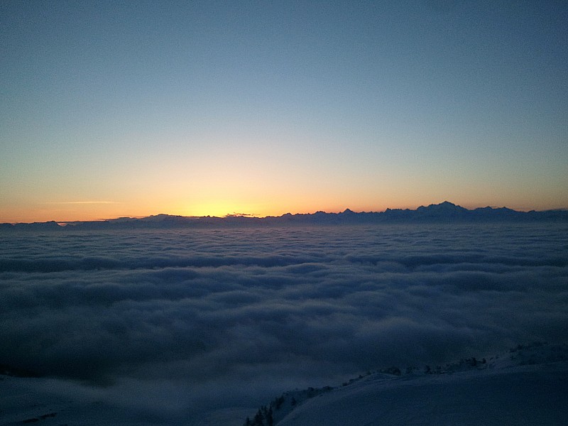 Lever de soleil : Le massif du Mont Blanc vu du Jura au petit matin.