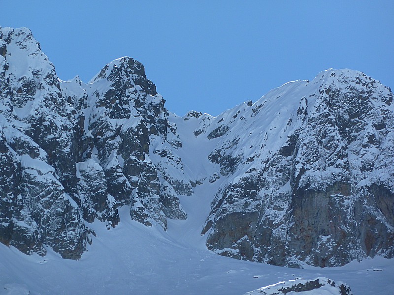 #3 gros plan : du couloir avec le verrou. gros plan : du couloir avec le verrou.