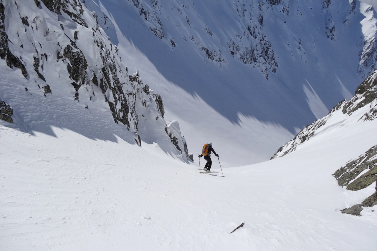 Sur l'autre versant : Couloir en neige dure, mais le grip est bon.