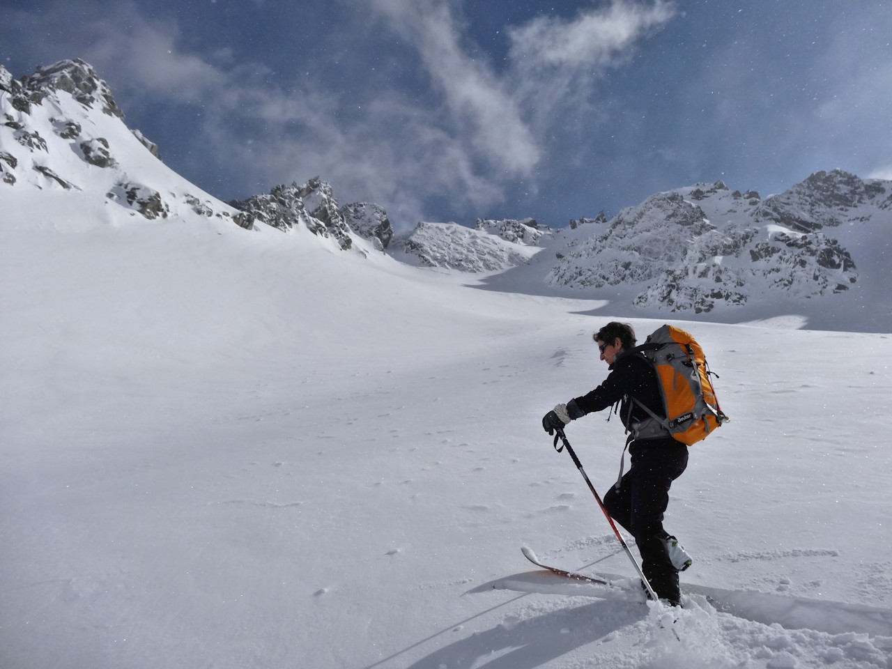 Traversée sous la pente NO : Neige lourde travaillée par le vent.