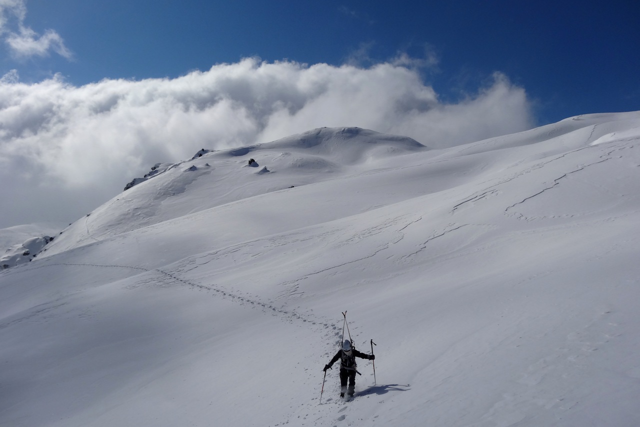 Montagne des Plans : Nous continuons un instant skis sur le sac.