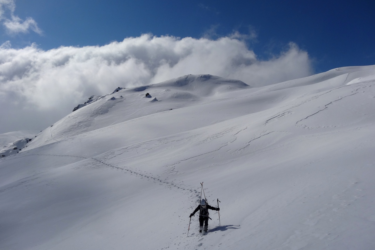 #4 Montagne des Plans : Nous continuons un instant skis sur le sac. Montagne des Plans : Nous continuons un instant skis sur le sac.