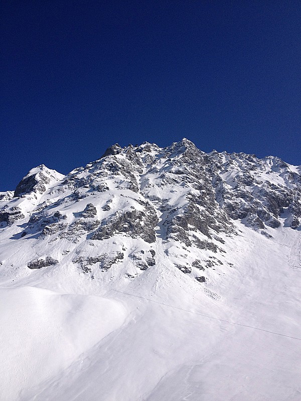 Grandes Lanches : 2 personnes dedans, et une coulée qui part sous eux, j'espère qu'ils ont eu une belle descente, beau couloir !