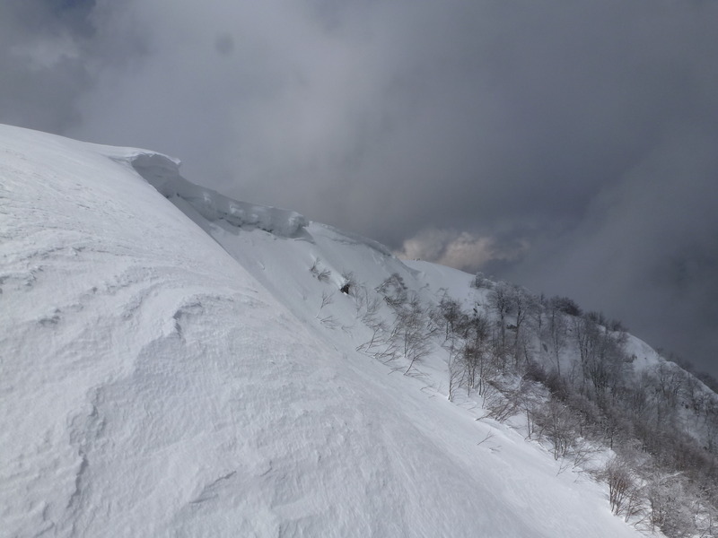 #1 corniche coté Morteville : Grosse corniche après le vent et les grosses chutes de neige du début de semaine corniche coté Morteville : Grosse corniche après le vent et les grosses chutes de neige du début de semaine
