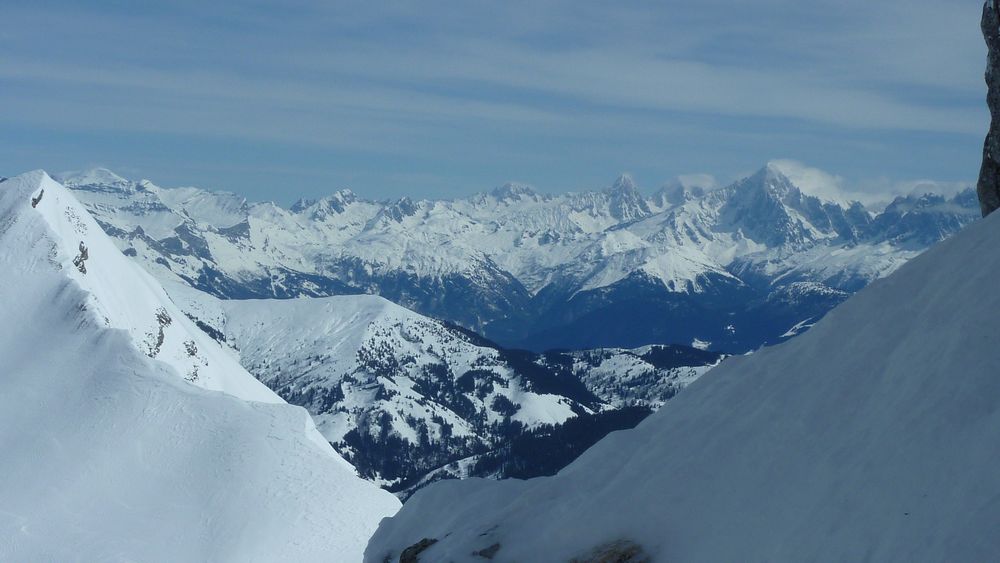 #7 Massif du Mont Blanc : l Massif du Mont Blanc : l'Aiguille Verte reste un peu accrochée