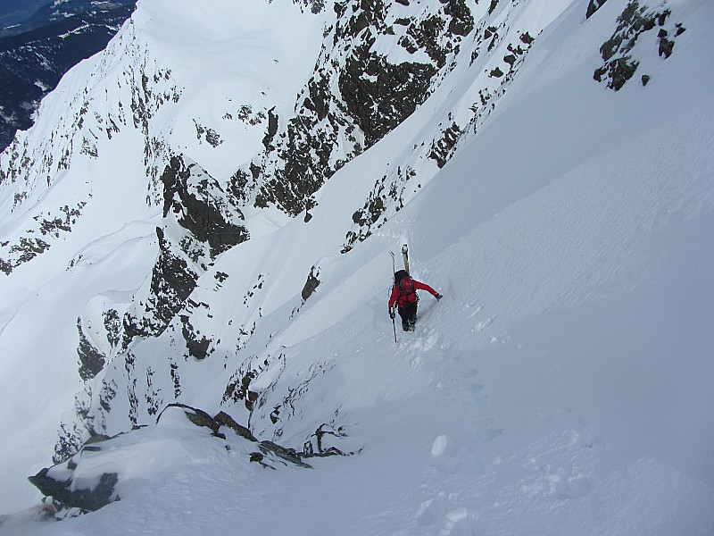 #8 Pic de la Grande Valloire : Nico dans la fameuse traversée des Dieux pour rejoindre le couloir principal après un petit crochet par le couloir secondaire : mythique ! Pic de la Grande Valloire : Nico dans la fameuse traversée des Dieux pour rejoindre le couloir principal après un petit crochet par le couloir secondaire : mythique !
