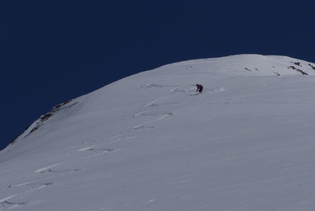 Poudre tassée sous le sommet : Très bon à ski