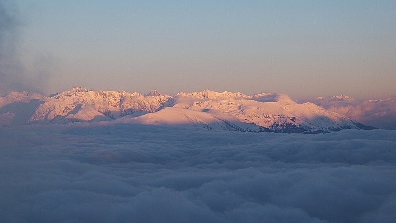 #1 Belledonne : Coucher de soleil sur Belledonne, entrevu entre les nuages. Belledonne : Coucher de soleil sur Belledonne, entrevu entre les nuages.