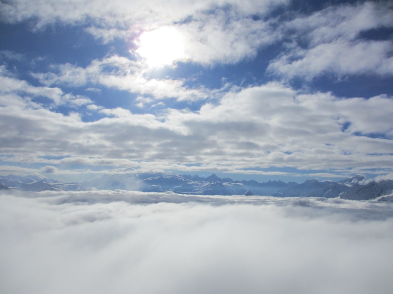#1 Entre les nuages : On y voit. Entre les nuages : On y voit.
