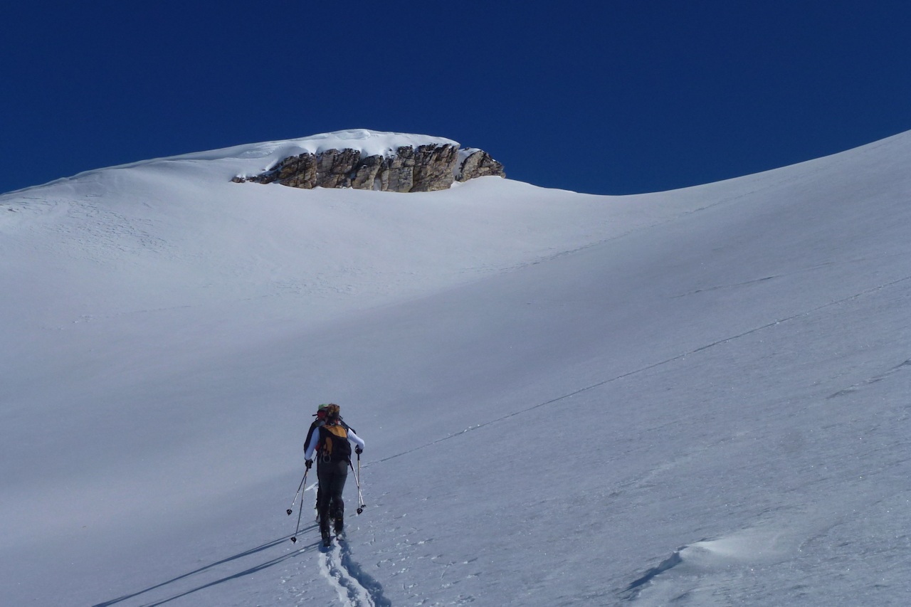#9 En direction du point 2879 m : Dans de vastes champs de neige. En direction du point 2879 m : Dans de vastes champs de neige.