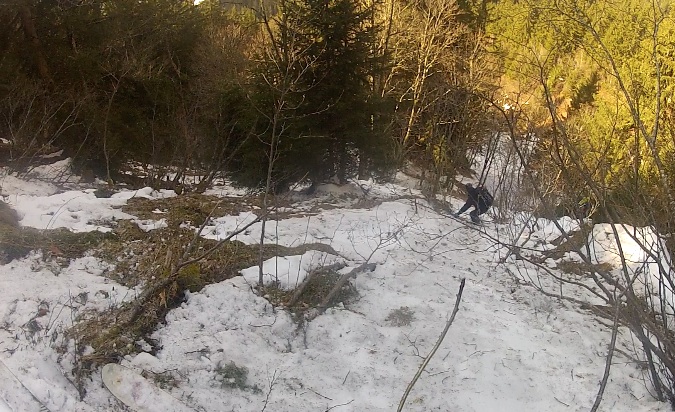 #4 La forêt : Après le couloir sommital tranquille 4.3-5.1 pour se chauffer, on attaque les vraies difficultés 5.2 de la descente, virages sautés serrées, expos.... ça engage la viande et des troncs sournois sous la neige guettent chaque faux mouvement! La forêt : Après le couloir sommital tranquille 4.3-5.1 pour se chauffer, on attaque les vraies difficultés 5.2 de la descente, virages sautés serrées, expos.... ça engage la viande et des troncs sournois sous la neige guettent chaque faux mouvement!