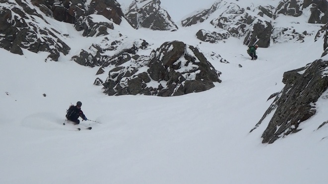 #2 Ted attaque le début de la descente en bonne poudreuse Ted attaque le début de la descente en bonne poudreuse