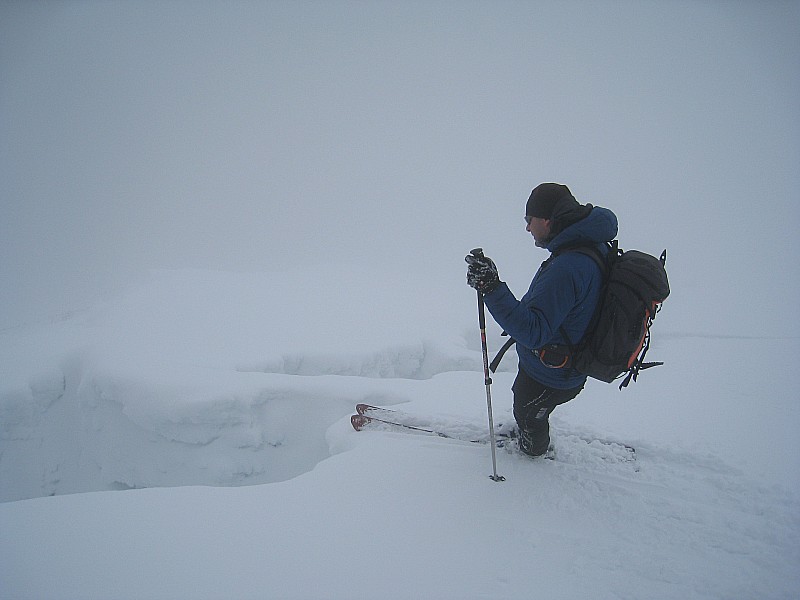 #1 crevasse auvergnate : Fissures impressionantes dans le manteau neigeux (combe du Loup). crevasse auvergnate : Fissures impressionantes dans le manteau neigeux (combe du Loup).