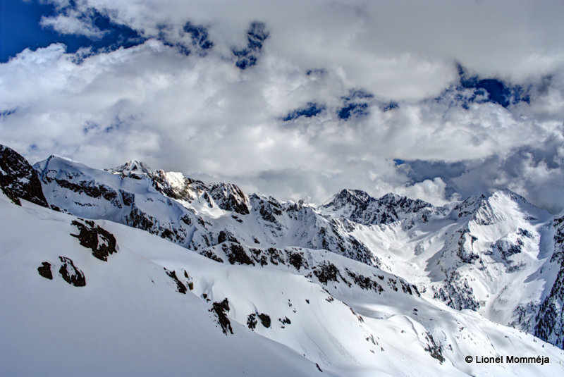 Vue du Vallon de Sangué : On distingue quelques-uns des nombreux départs d'avalanches
