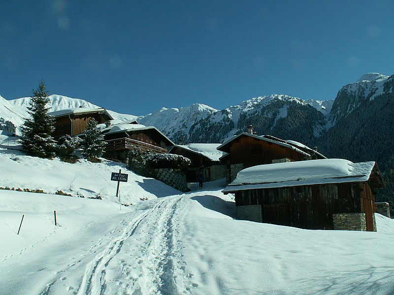 #1 Hameau de La Cour 1528 m : pas mal de neige sur les toits Hameau de La Cour 1528 m : pas mal de neige sur les toits